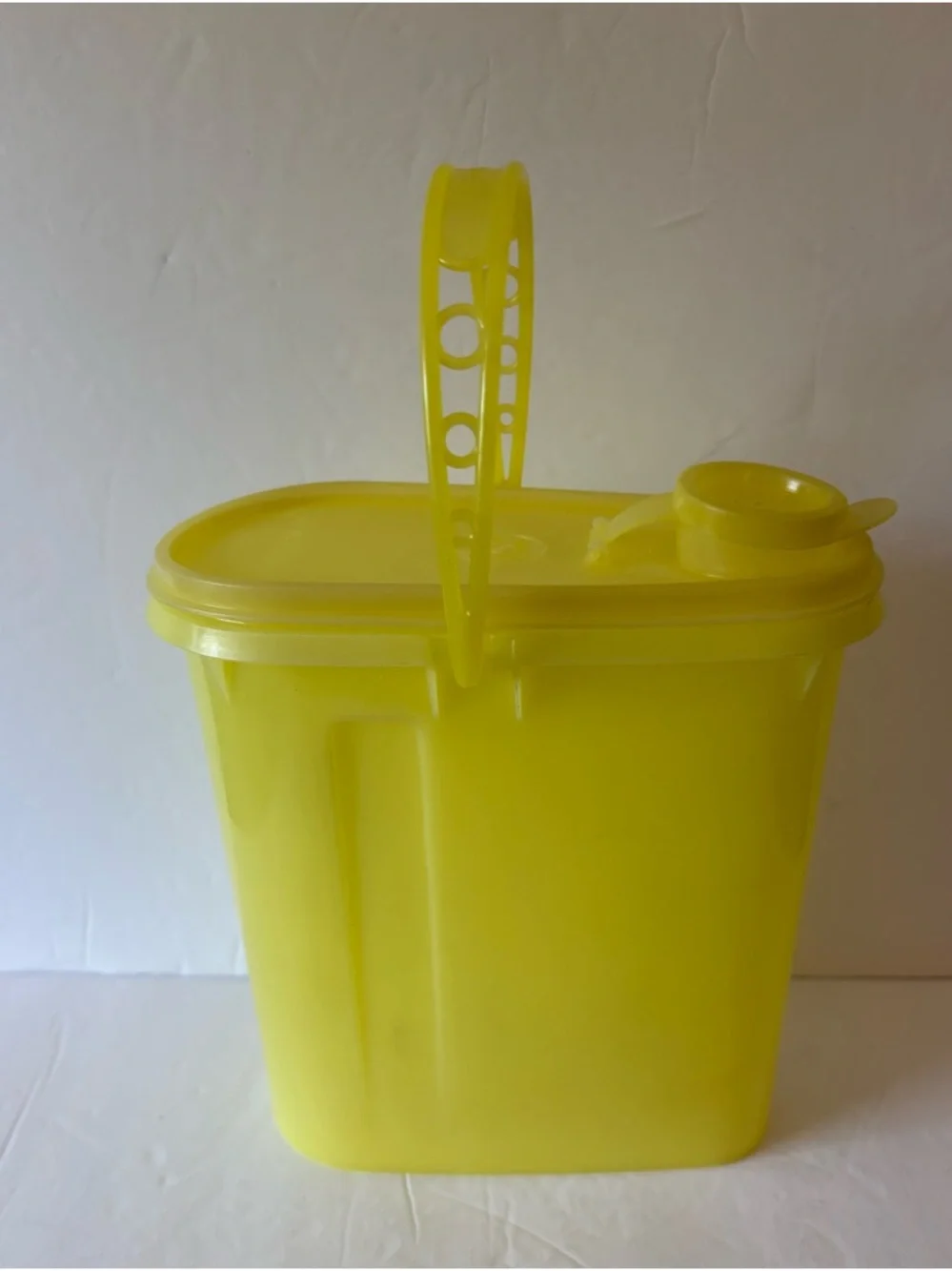 Tupperware Vintage Beverage Buddy With Handle 2 QT Yellow 587-1